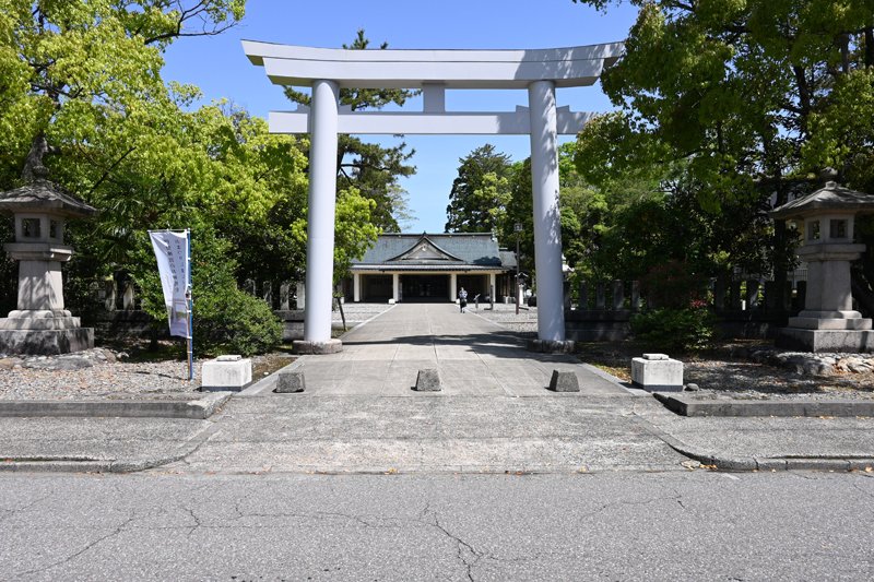 近隣には「福井縣護國神社」も建つ